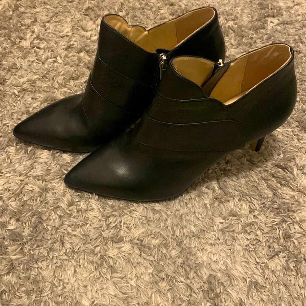 Adrienne Vittadini black leather zip up booties